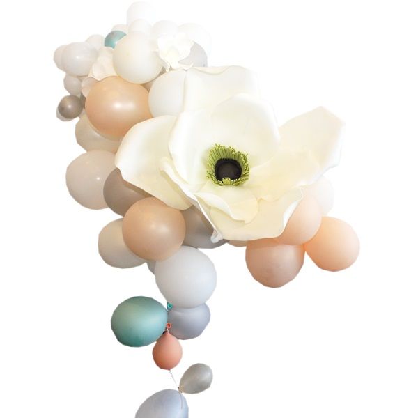 Ballontraube mit Blüten für Banketttisch